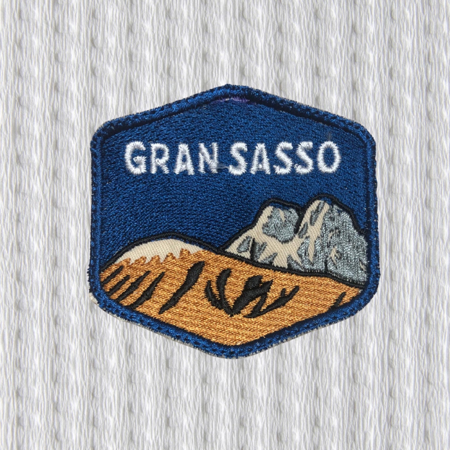 Toppa Gran Sasso, 7.2 cm larghezza x 6.9 cm altezza, personalizzabile con data