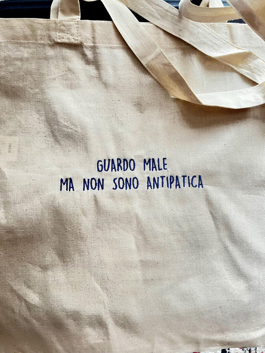 Borsa in tela 100% cotone, con frase ricamata - guardo male ma non sono antipatica