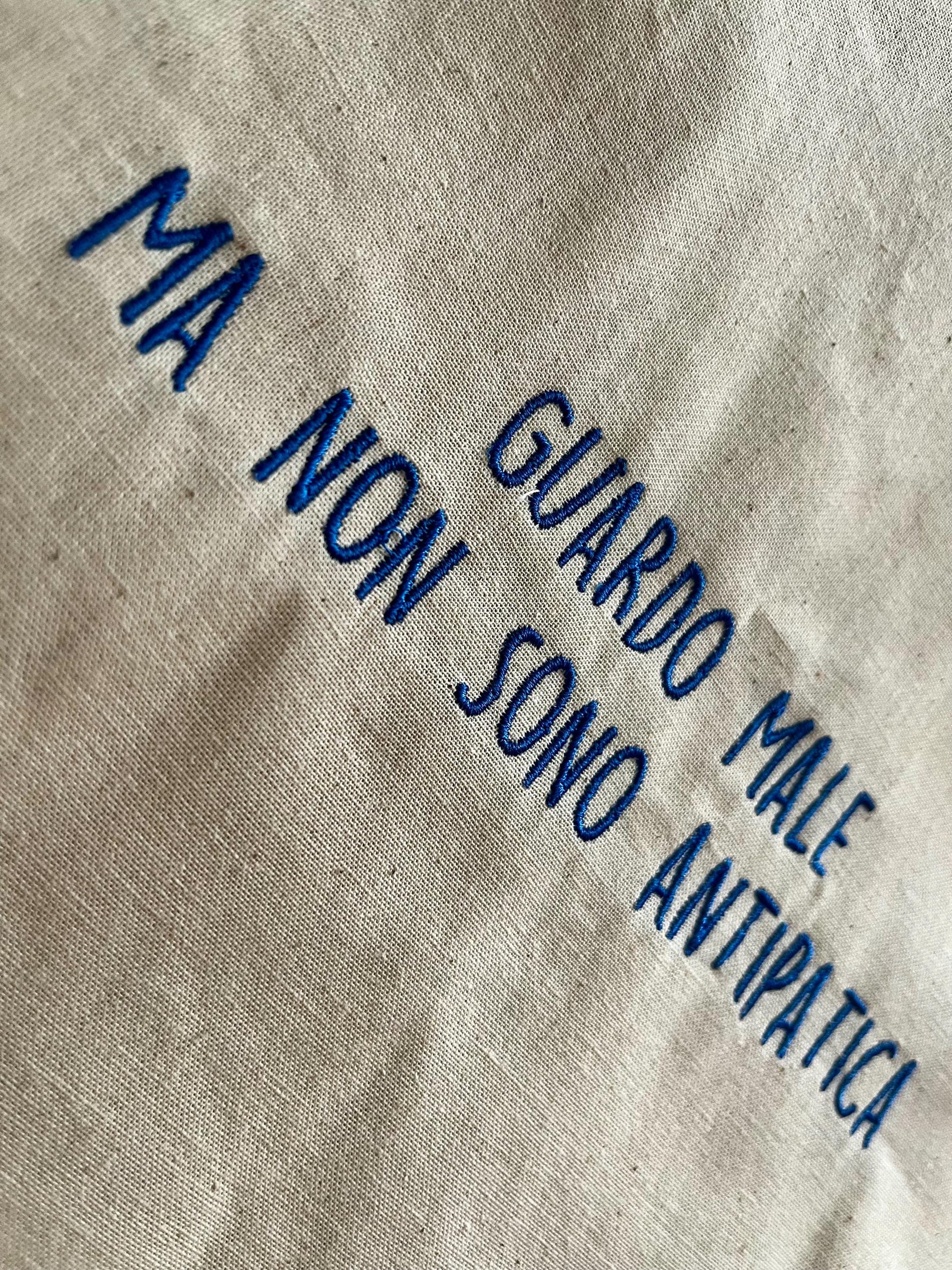 Borsa in tela 100% cotone, con frase ricamata - guardo male ma non sono antipatica