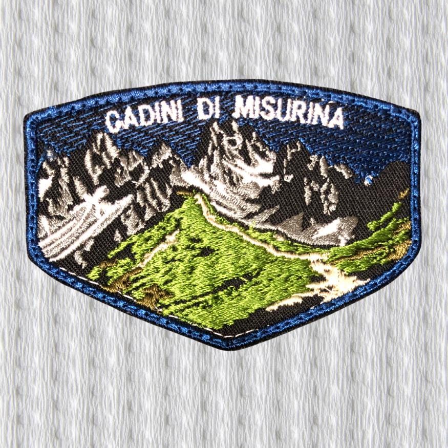 Toppa Ricamata “Cadini di Misurina” – Patch Dolomiti, Emblema Montagna, Souvenir Italia, Applicazione Termoadesiva per Zaini e Giacche