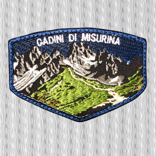 Toppa Ricamata “Cadini di Misurina” – Patch Dolomiti, Emblema Montagna, Souvenir Italia, Applicazione Termoadesiva per Zaini e Giacche