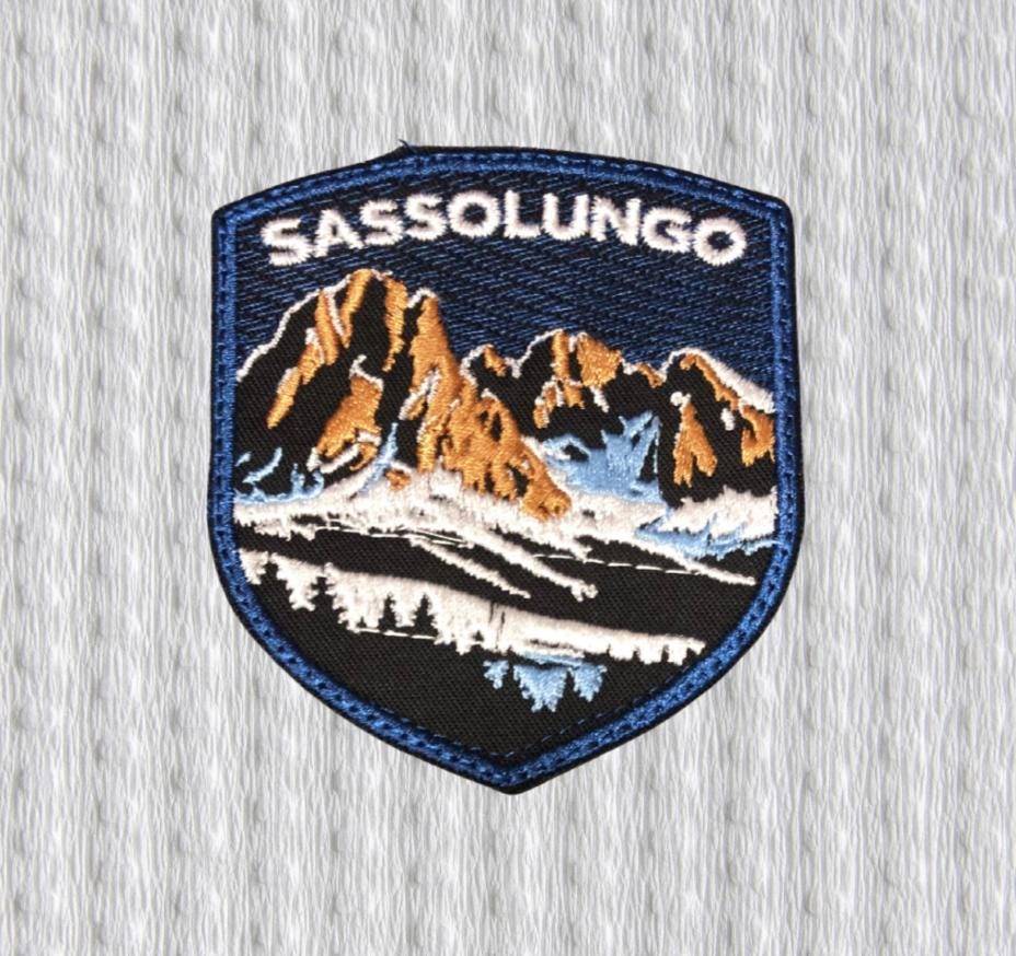 Toppa Ricamata “Sassolungo” – Patch Dolomiti, Emblema Montagna, Souvenir Italia, Applicazione Termoadesiva per Zaini e Giacche