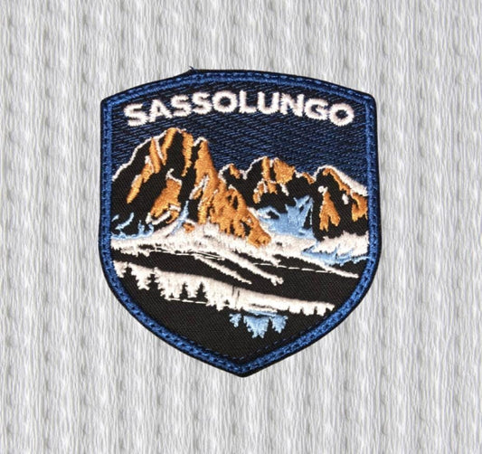 Toppa Ricamata “Sassolungo” – Patch Dolomiti, Emblema Montagna, Souvenir Italia, Applicazione Termoadesiva per Zaini e Giacche