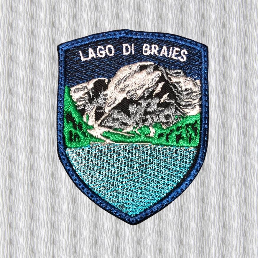 Toppa Ricamata “Lago di Braies” – Patch Dolomiti, Emblema Montagna, Souvenir Italia, Applicazione Termoadesiva per Zaini e Giacche