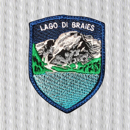 Toppa Ricamata “Lago di Braies” – Patch Dolomiti, Emblema Montagna, Souvenir Italia, Applicazione Termoadesiva per Zaini e Giacche