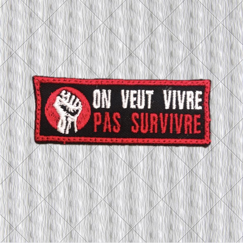 On Veut Vivre Pas Survivre Embroidered Patch – Raised Fist, French Protest Slogan, Solidarity Patch